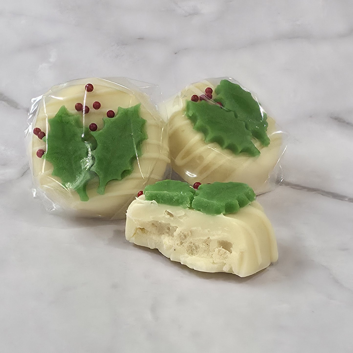 White Chocolate Christmas Round – Kinder Cream & Rice Crispy, 0.5 lb